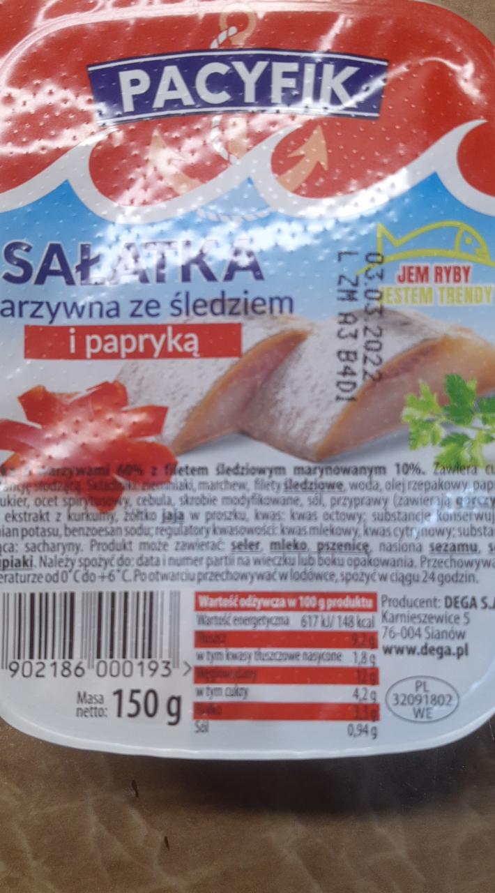 Zdjęcia - Sałatka warzywna ze śledziem i papryką Pacyfik