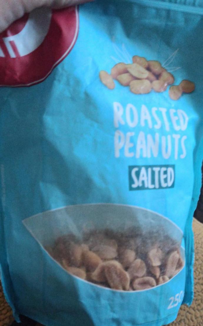 Zdjęcia - Roasted peanuts salted