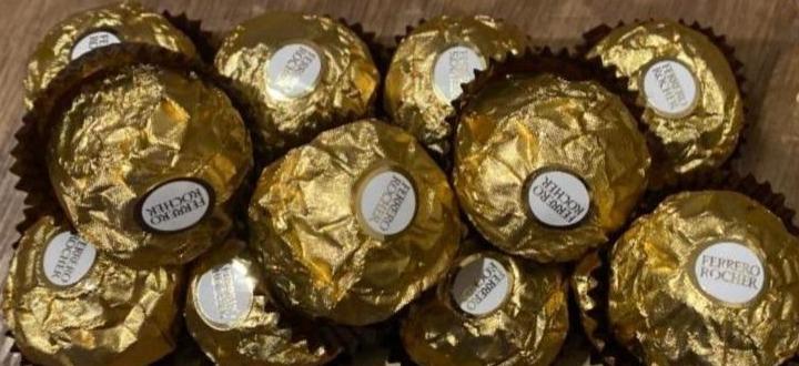 Zdjęcia - Ferrero Rocher Chrupiący wafelek z kremowym nadzieniem i orzechem laskowym 37,5 g (3 sztuki)