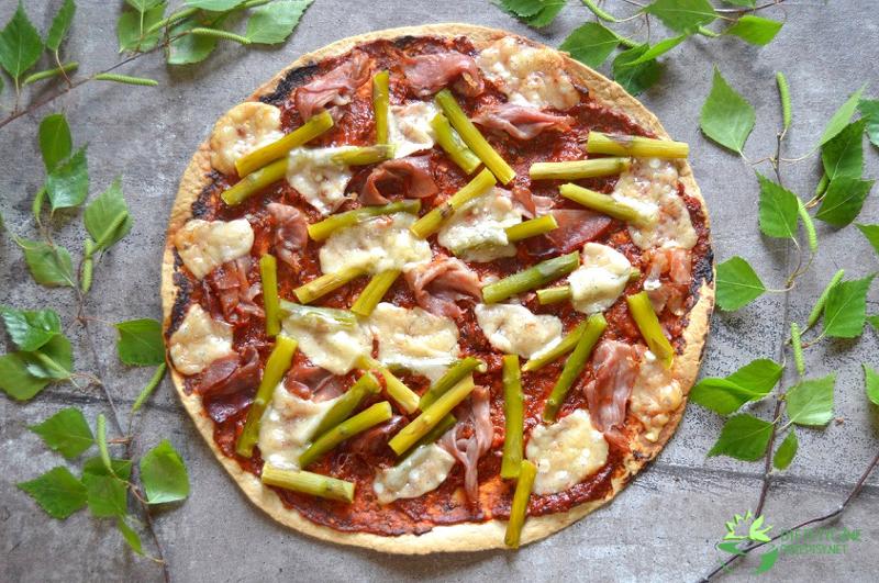 Lekka pizza ze szparagami i szynką – danie ekspres
