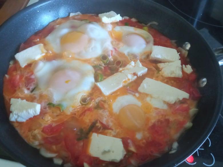 Jajka sadzone w pomidorach z fetą