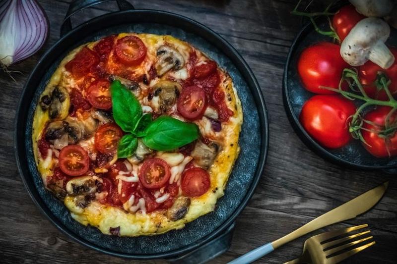 Pyszny, prosty i bardzo sycący omlet a'la pizza