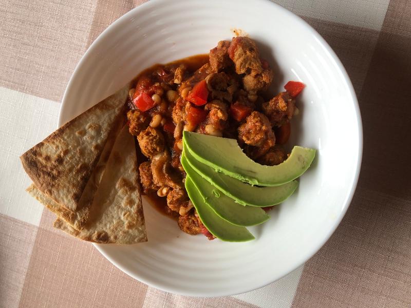 Gulasz z klopsikami z tofu i awokado